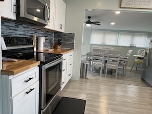 Geladeira, micro-ondas, fogão, cooktop