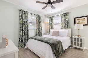 3 quartos, escrivaninha, ferros/tábuas de passar roupa, berço de viagem