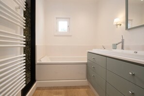 Bathroom - Hécate - Superb family home in Loix (LOIX)