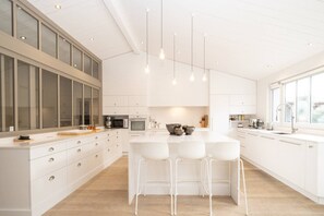 Fridge, oven, dishwasher, cookware/dishes/utensils - Superb family home in Loix (LOIX)