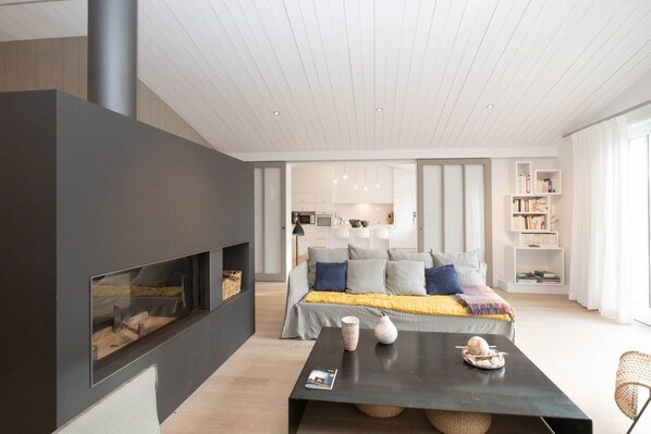 TV, fireplace - Superb family home in Loix (LOIX)