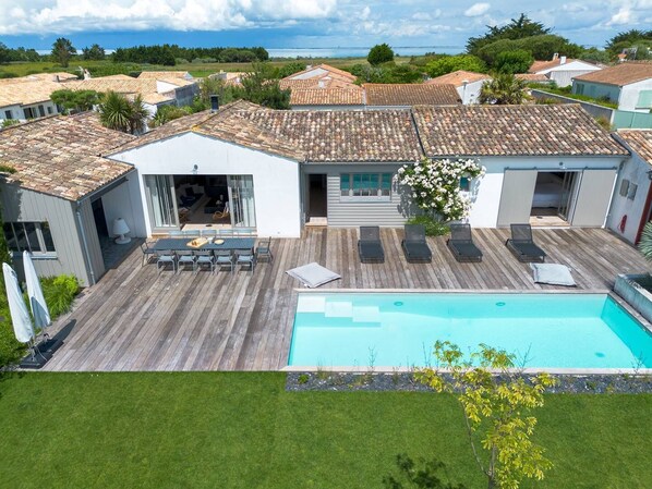 A residential property with a swimming pool, outdoor seating, and a garden. - Hécate - Superb family home in Loix (LOIX)