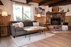 TV, fireplace - Stylish Pine Peak Retreat | EV Charger | Hot Tub (San Bernardino County)