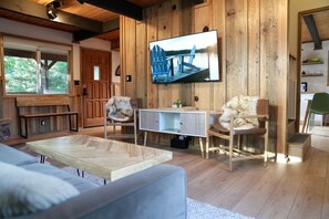 TV, fireplace - Stylish Pine Peak Retreat | EV Charger | Hot Tub (San Bernardino County)