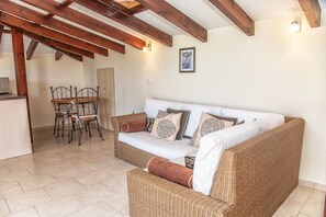 Smart TV - Mearbeck House, Penthouse. Agios Nikolaos, Notos, Petreti, Boukari  (Petreti  Corfu)