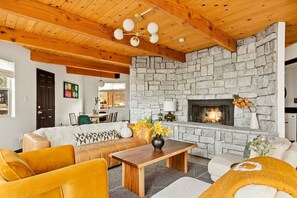 テレビ、暖炉、テーブルサッカー台