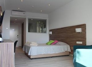 Desk, soundproofing, WiFi, bed sheets - Fedrania Gardens Hotel (Ayia Napa)