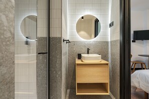Room | Bathroom | Shower, hair dryer, towels - Style Suites by Olala Homes (Madrid)