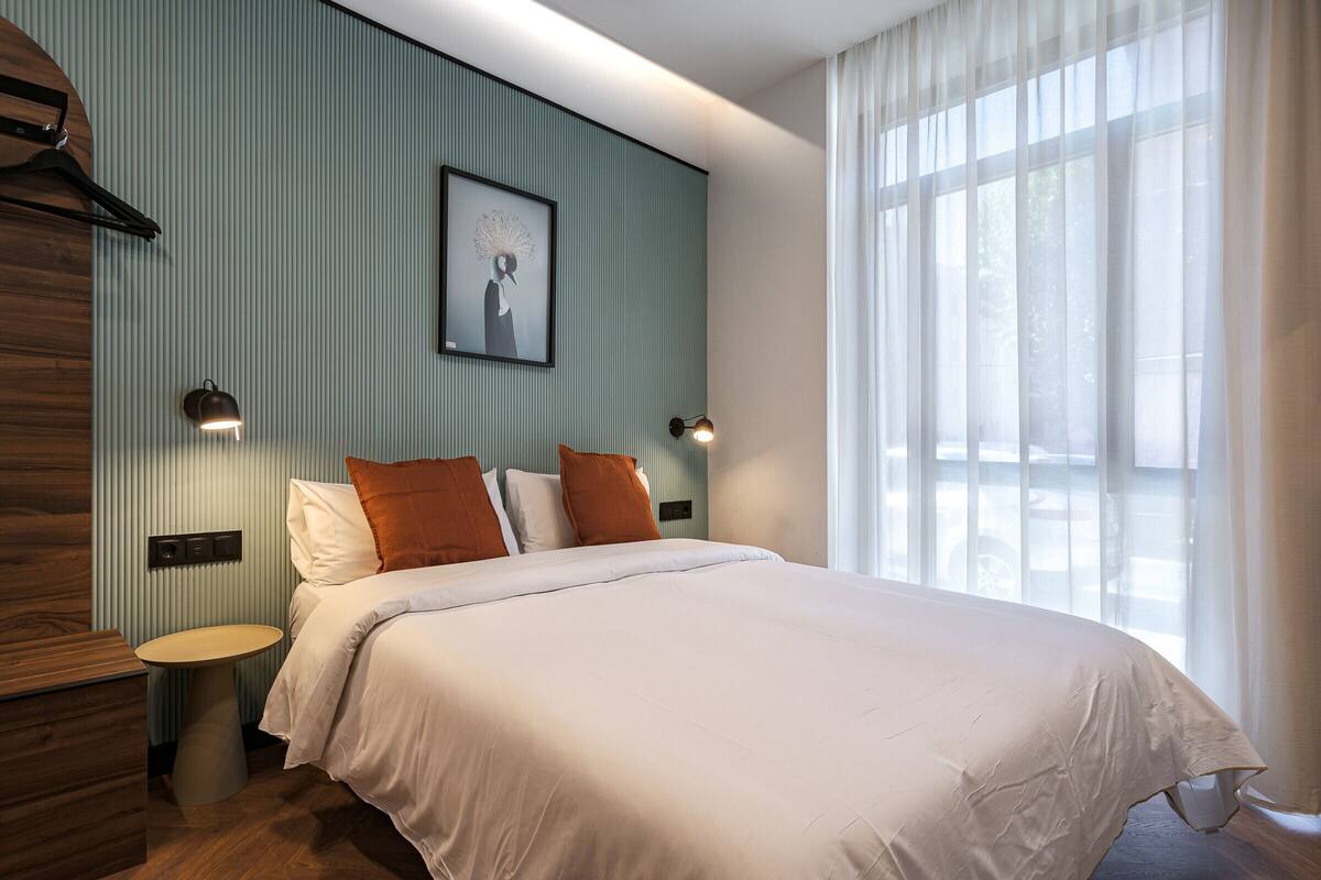 Rom | 1 soverom, minibar, skrivebord og strykejern/-brett