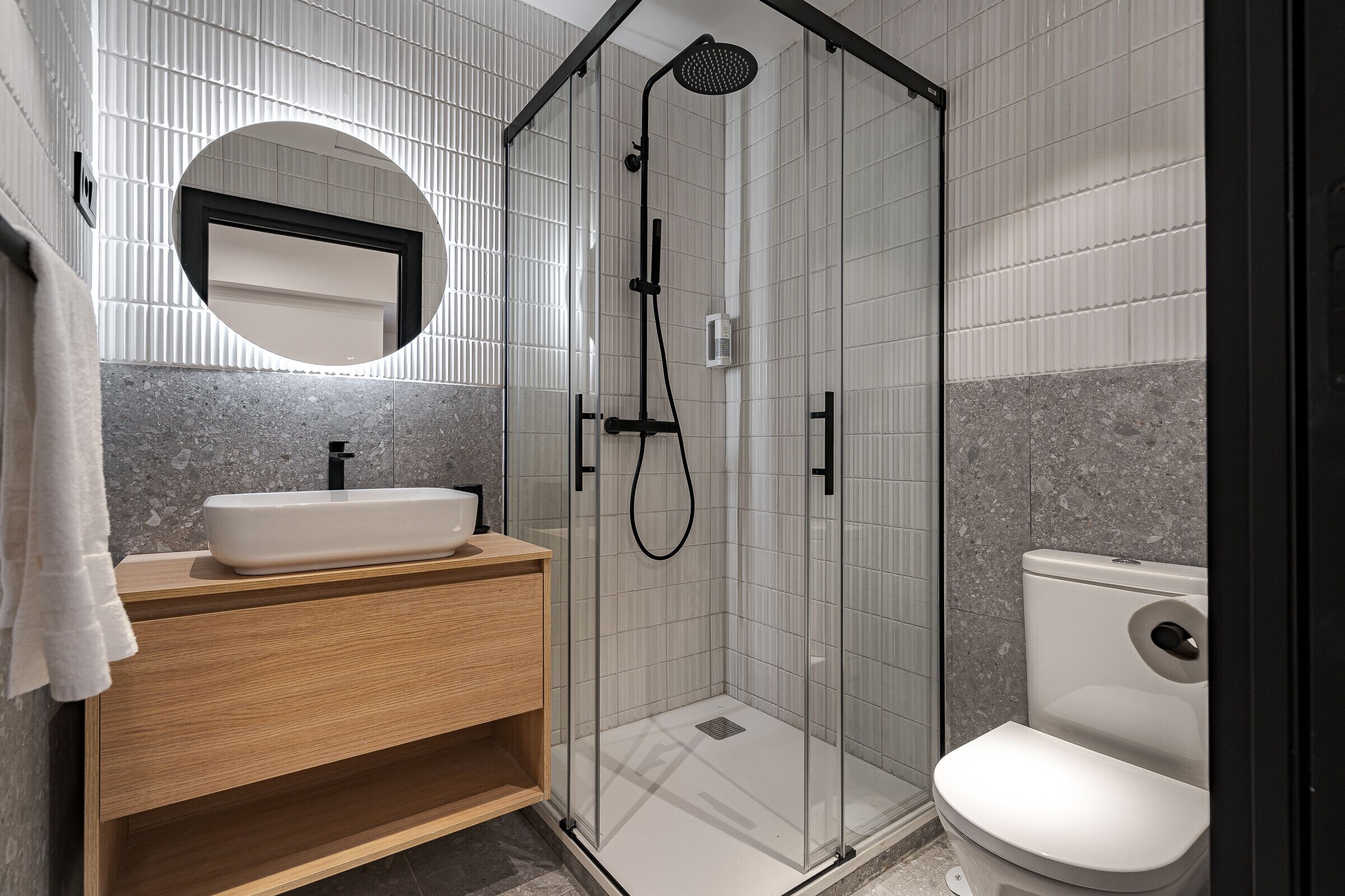Quarto | Banheiro | Chuveiro, secador de cabelo, toalhas de banho 
