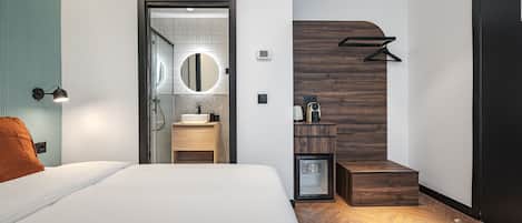 Room | 1 bedroom, minibar, desk, iron/ironing board