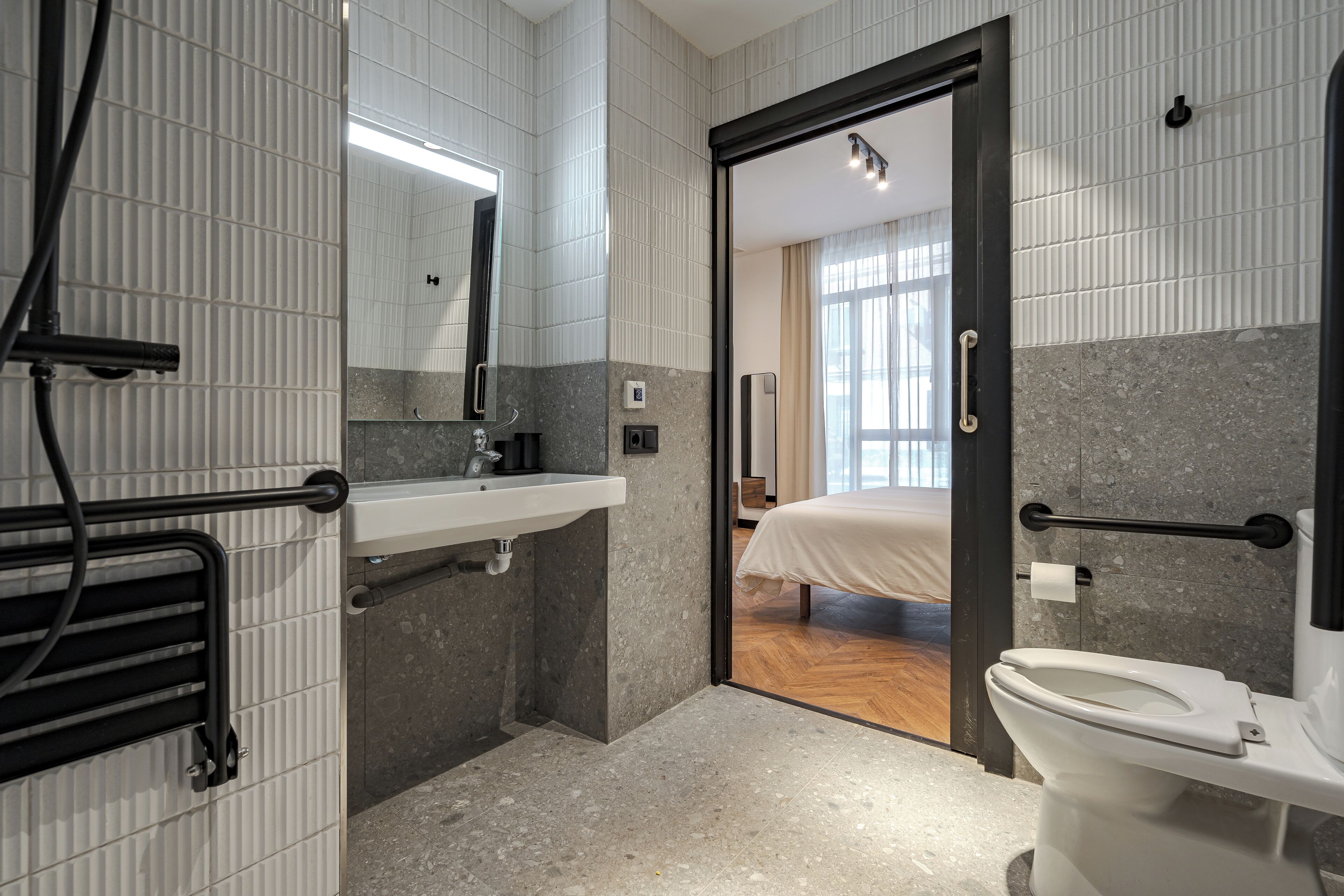 Kamer, toegankelijk voor mindervaliden | Badkamer | Een douche, een haardroger, handdoeken