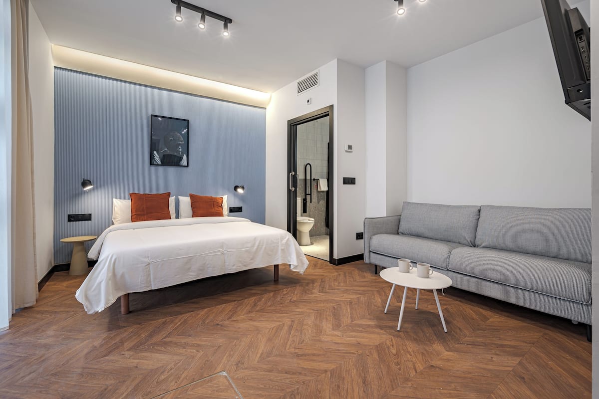Room, Accessible | 1 bedroom, minibar, desk, iron/ironing board