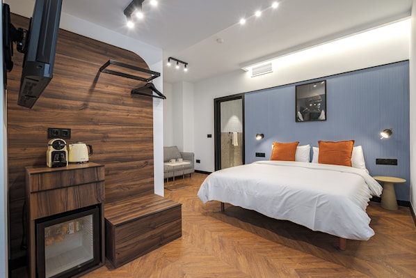 1 dormitorio, minibar, escritorio y tabla de planchar con plancha