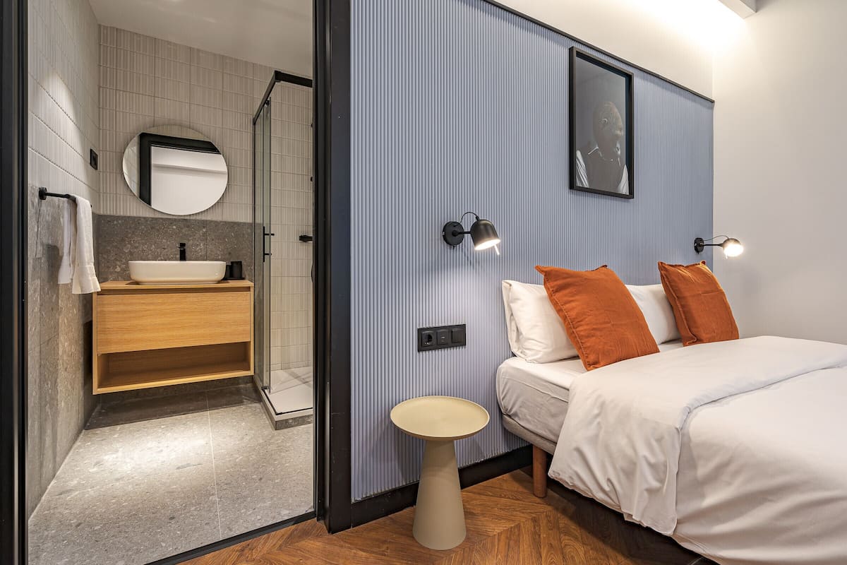 Room | Bathroom | Shower, hair dryer, towels