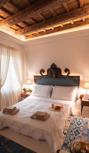 Habitación de hotel con techo de madera, cama con ropa de cama blanca, dos lámparas de noche y un tapete azul con estampado.
