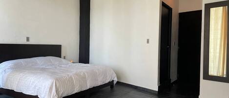 1 chambre, fer et planche Ă repasser, Wi-Fi, draps fournis