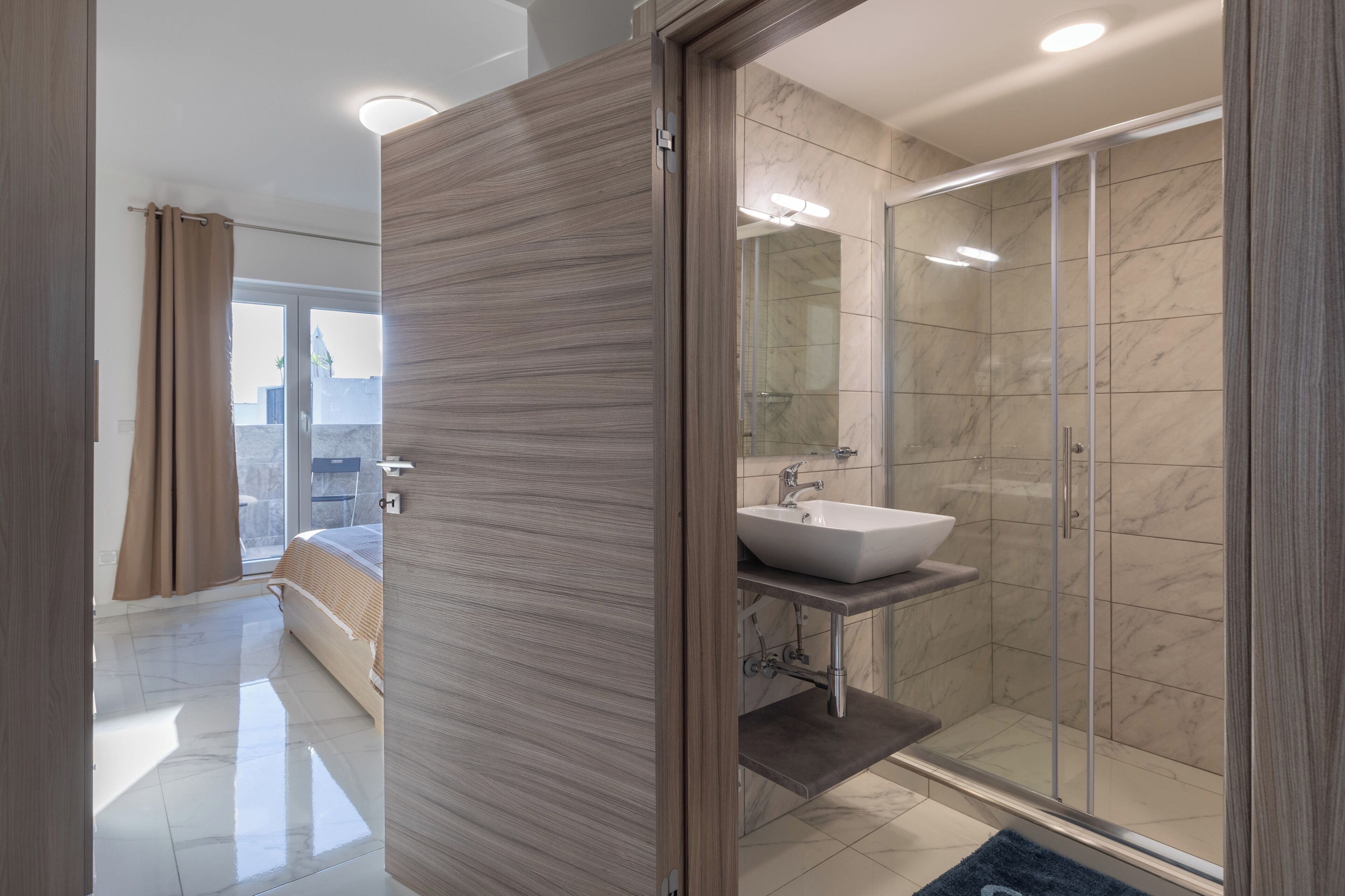 2 bedrooms, in-room safe, desk, iron/ironing board