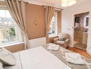 2 dormitorios, decoración individual, mobiliario individual