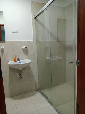 Quarto triplo standard | Banheiro