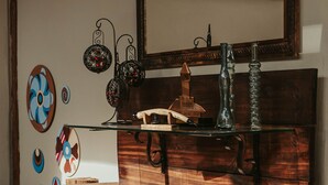 A wooden wall with a shelf holding books and decorative items. - Pousada das Araucárias (Canela)