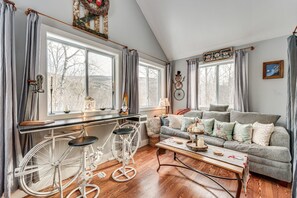 Smart TV, fireplace, foosball, books - Hidden Gem!!! Waterville Estates home with Views!!
Dog friendly!! (Campton)