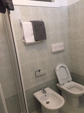 Shower, bidet - Corte Degli Olivi - Wenn es Etwas Besonderes Sein Soll (San Felice/Portese)