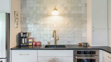 Køleskab, mikrobølgeovn, kogeplade, opvaskemaskine