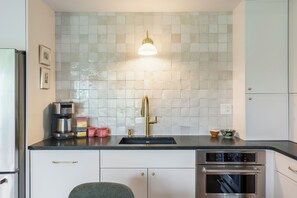 Kühlschrank, Mikrowelle, Herdplatte, Geschirrspüler