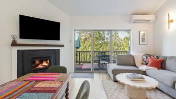 Smart-tv, pejs, dvd-afspiller, bøger