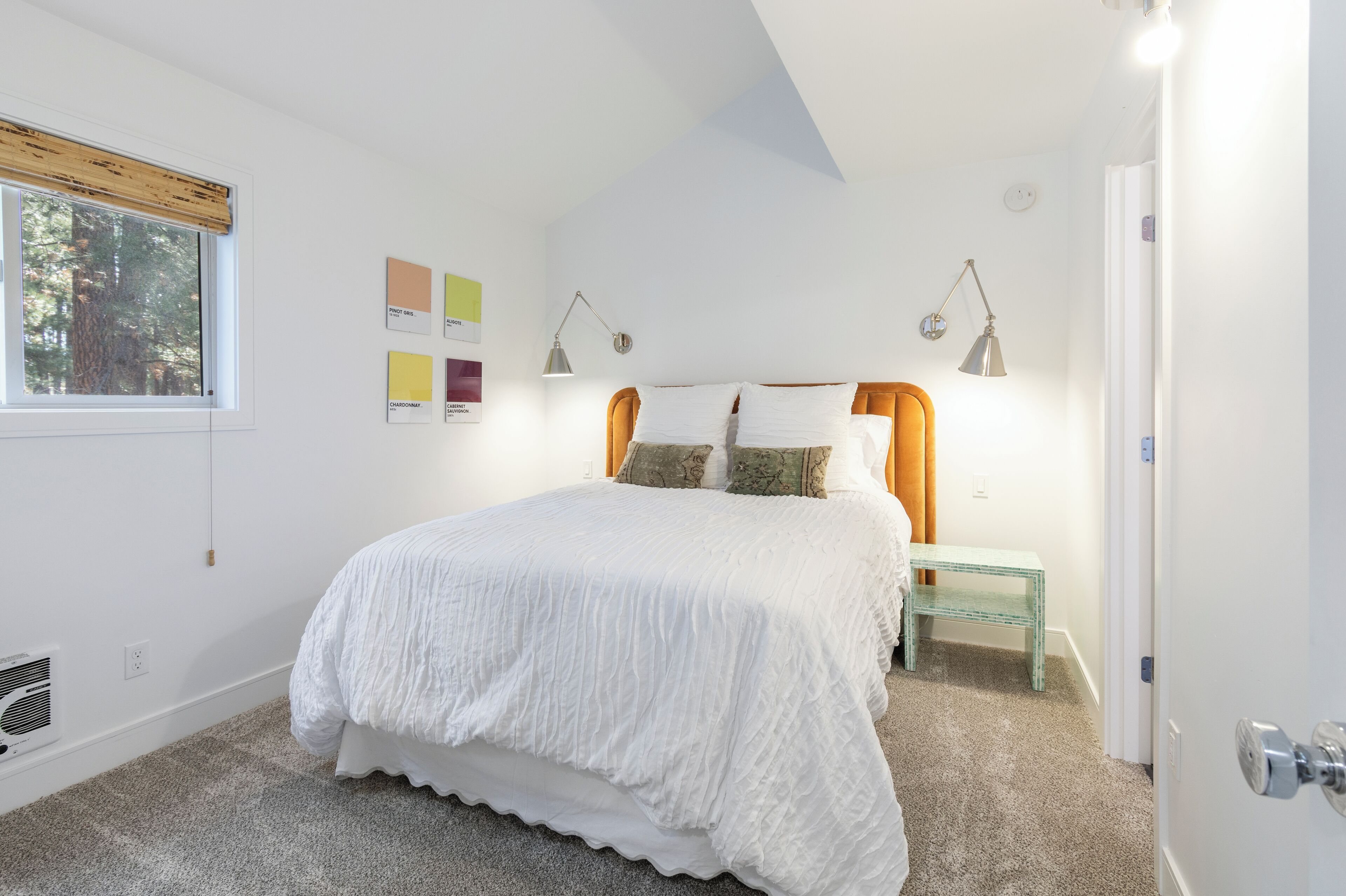 2 室のベッドルーム、アイロン / アイロン台、WiFi (無料)、ベッドシーツ