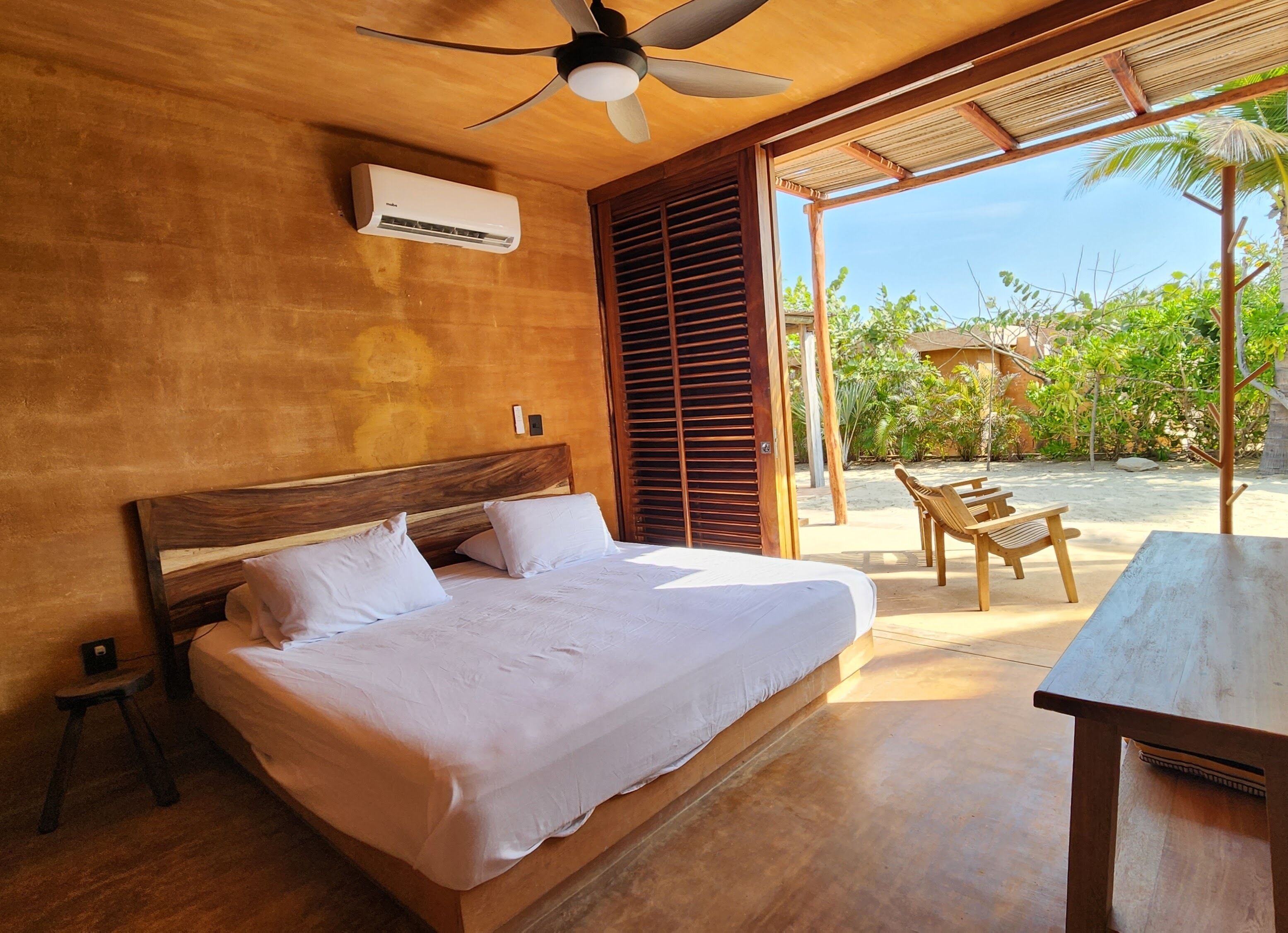 Caja de seguridad en la habitación, muebles diferentes y wifi gratis 