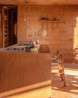 Gallery villa | Privékeuken | Een koelkast met diepvriezer, een kookplaat