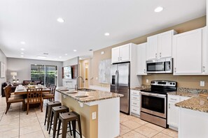 ثلاجة، ميكروويف، فرن، موقد طهي مسطح