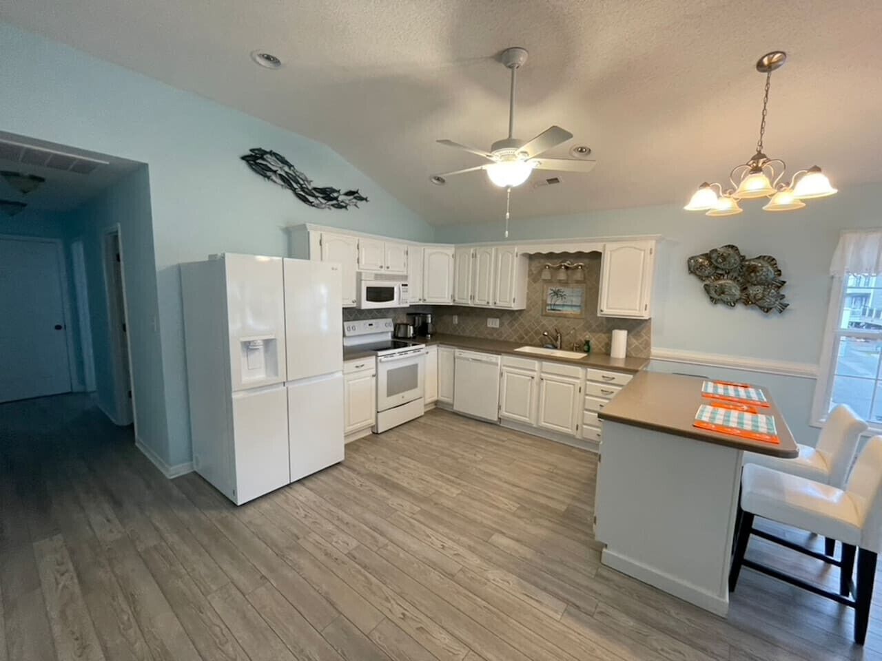 Coffee/tea maker, fridge, microwave, oven