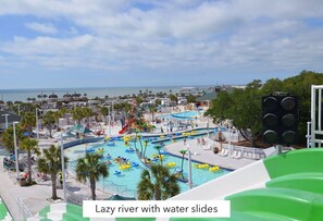 Een binnenzwembad en een buitenzwembad