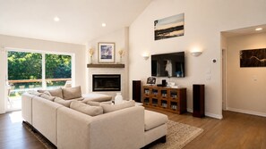 Smart TV, chimenea, estéreo