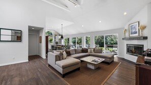 Smart TV, fireplace, stereo
