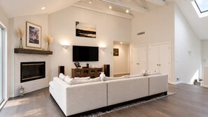 Smart TV, chimenea, estéreo