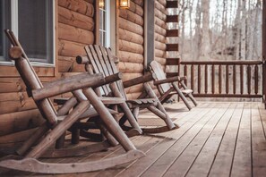 Terrace/patio - HotTub-PoolTbl-Close to Caves-Outdoor TV/Fireplace (Logan)