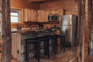 Fridge, microwave, oven, stovetop - HotTub-PoolTbl-Close to Caves-Outdoor TV/Fireplace (Logan)