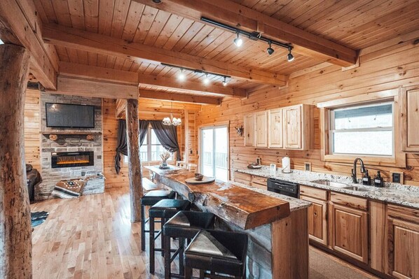 Fridge, microwave, oven, stovetop - HotTub-PoolTbl-Close to Caves-Outdoor TV/Fireplace (Logan)