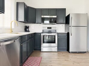 Kylskåp, mikrovågsugn, ugn och spishäll