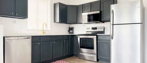 Køleskab, mikrobølgeovn, ovn, kogeplade