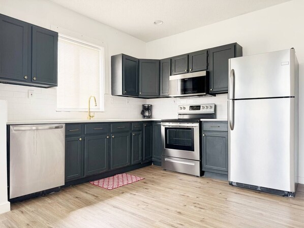 Køleskab, mikrobølgeovn, ovn, kogeplade