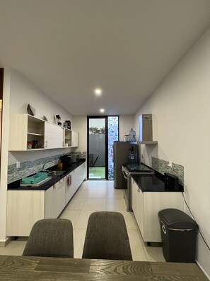 Geladeira, micro-ondas, fogão, cooktop