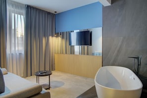 Family Quadruple Room (15) | Premium bedding, down comforters, memory foam beds, free minibar - Avenue21 (Zagreb)