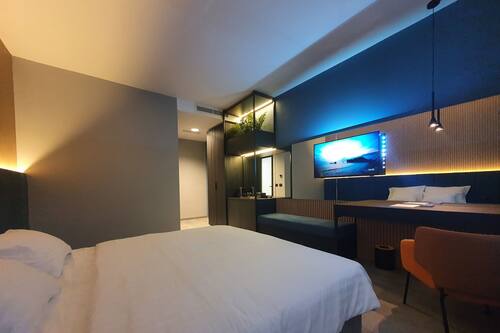 Standard Room, Multiple Beds, Bathtub, City View (11) | Premium bedding, down comforters, memory foam beds, free minibar