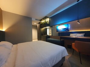 Standard Room, Multiple Beds, Bathtub, City View (11)