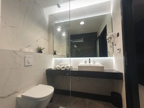 Articles de toilette (gratuits), séchoir à cheveux, pantoufles